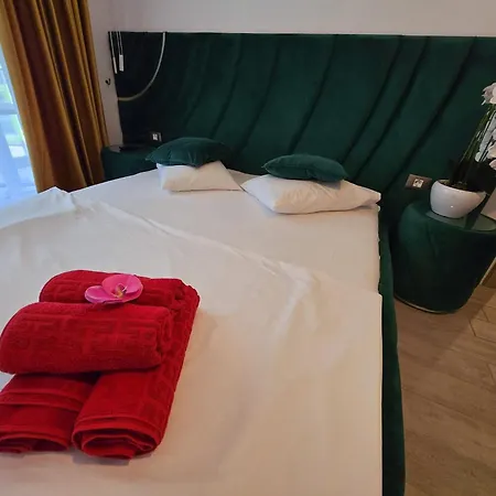 Jumeirah Luxury Alezzi - Pool & Daire